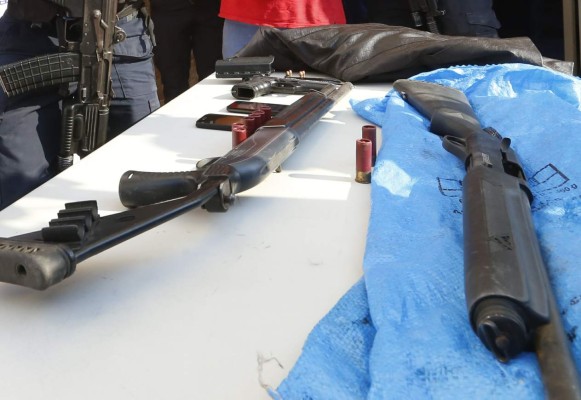 Las armas decomisadas por las autoridades. Foto Estalin Irías.
