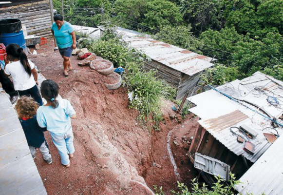 Primeros 123 afectados habitan en improvisados albergues