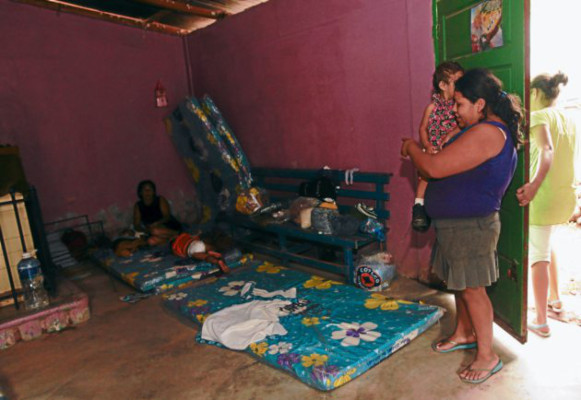 Familias afectadas regresan a sus inhabitables casas