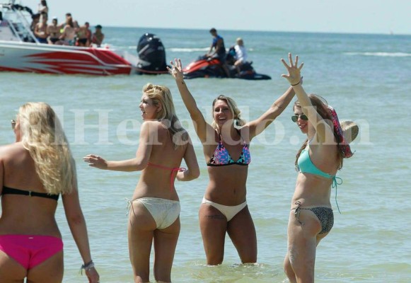 Hermosas mujeres adornan playas de Fort Myers, ciudad de preparación de Honduras ante EEUU