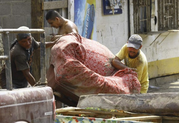 Extenuantes jornadas de limpieza realizan familias en el valle de Sula