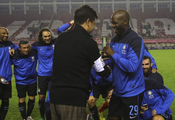 VIDEO: David Suazo marca hat-trick en goleada de leyendas del Inter