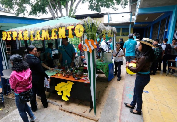 Feria catracha en el Instituto Hibueras