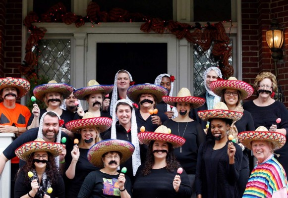 Critican a presidente de universidad por foto con sombrero &nbsp;&nbsp;