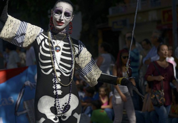 Fiesta de las artes escénicas en las calles de medellín