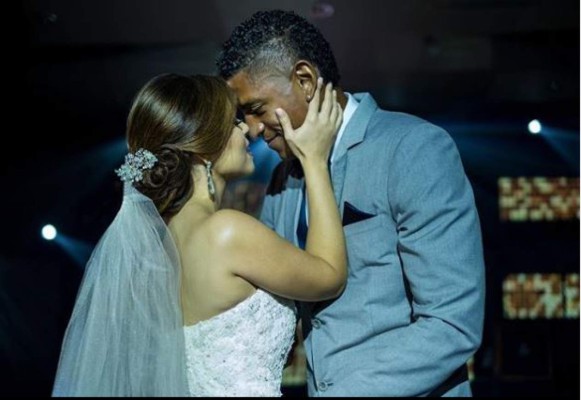 Las románticas fotos que compartió Carlo Costly de su boda