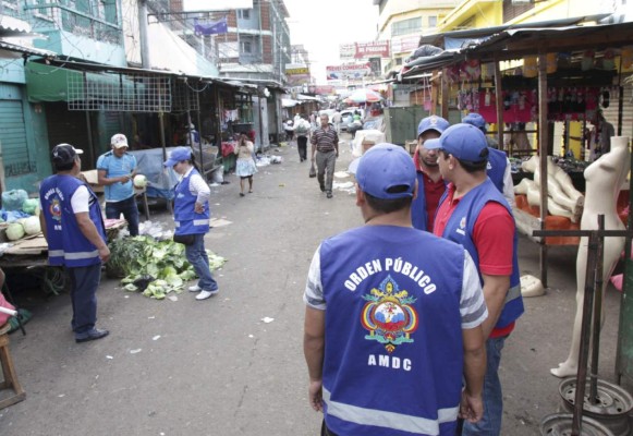 Ordenan espacios de carga en mercados capitalinos