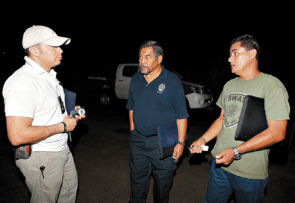 Agentes buscan evidencias en la escena del crimen