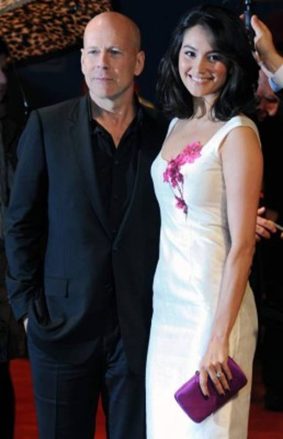 Bruce Willis y Emma Henning. Ahora tiene 54 años y acaba de casarse con una modelo de lencería de 34 años. Diferencia de 20 años.