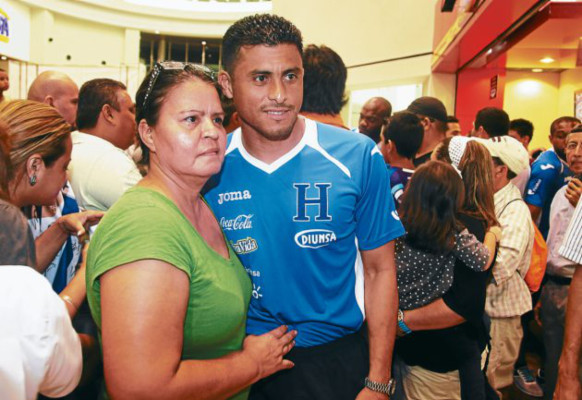 Locura por una firma de la Selección de Honduras