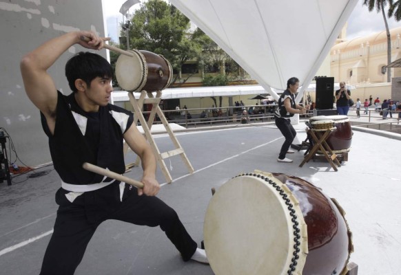 Fiesta al ritmo de tambores y flautas