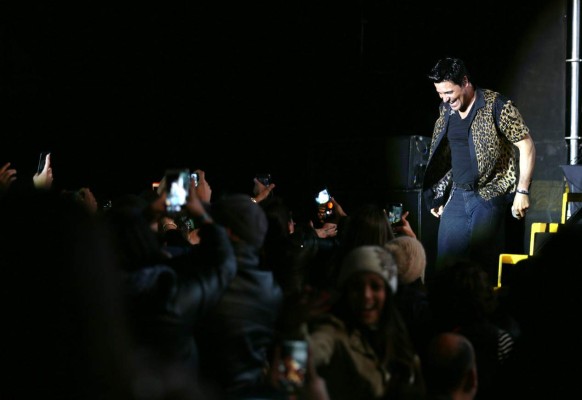 Sobredosis de alegría, energía y romanticismo dejó Chayanne en el escenario