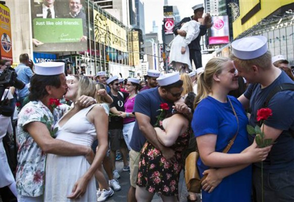 Cientos de parejas recrearon célebre beso de Times Square