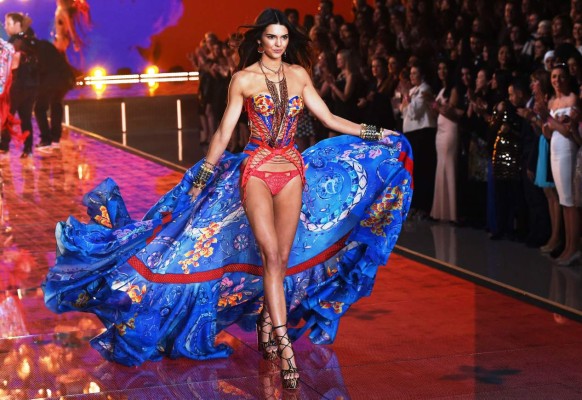 Sensual desfile de Victoria's Secret celebra 20 aniversario