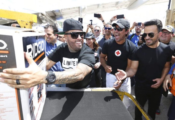 Luis Fonsi y sus amigos llegan a Puerto Rico con suministros&nbsp;