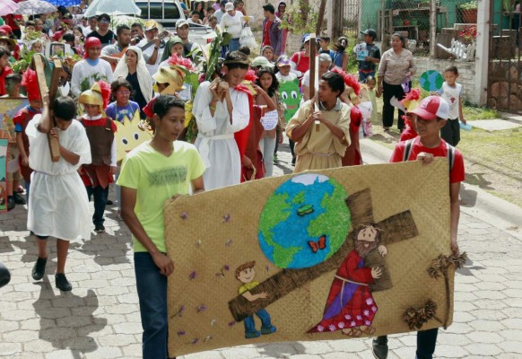 A través de viacrucis invitan a cuidar la casa común: nuestro planeta