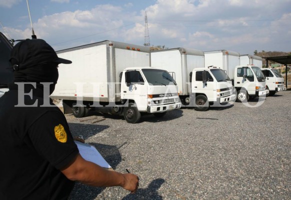 Aseguran flota de camiones y casas a sobrina del 'Gato Negro'