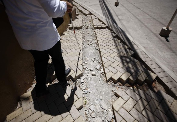 A la mano de Dios circulan personas con discapacidad en la capital de Honduras