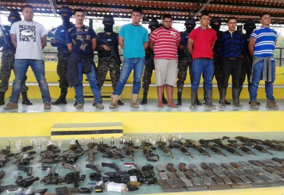 Incautan fusiles y lanzagranadas a sujetos que iban en lancha rápida