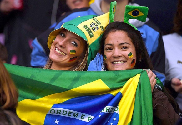 Bellezas mundialistas engalanan estadios y calles