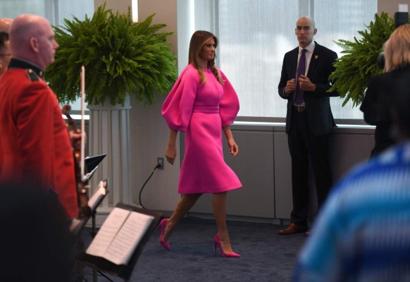 ONU: críticas a Melania Trump en redes sociales por vestido fucsia flúo de Delpozo