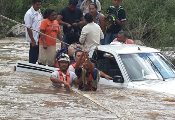 Rescatan a 13 hondureños varados en río