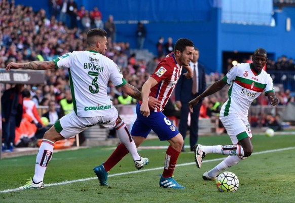 Atlético derrota a Granada por tres goles y empata en la clasificación con Barcelona
