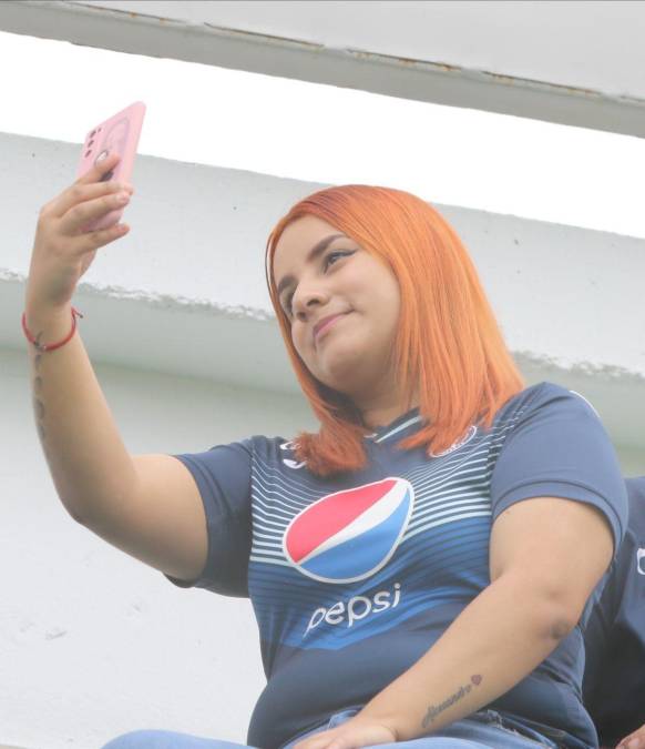 Hermosas mujeres invaden el Carlos Miranda para la gran final Motagua vs. Olimpia