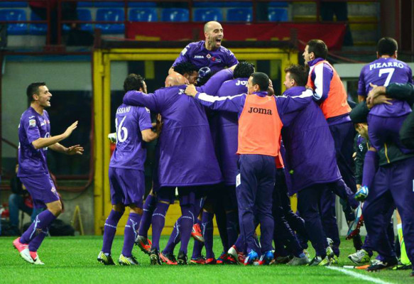 Fiorentina hunde al Milan, Lazio gana el clásico romano