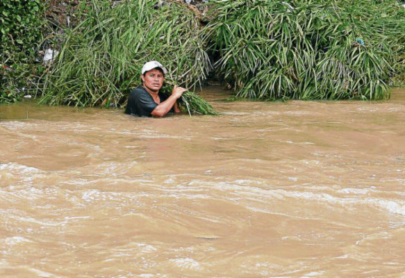Bomberos rescatan a hombre atrapado en río Guacerique