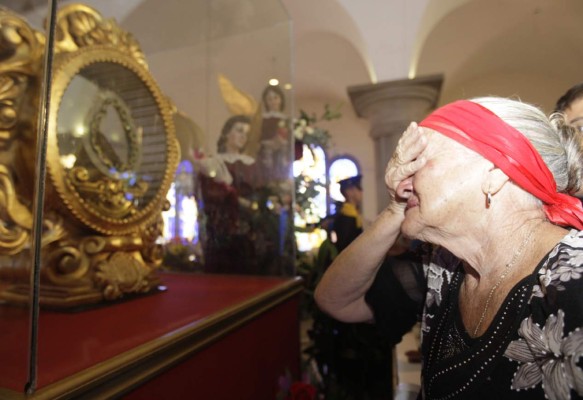 Larga espera por segundos de gracia ante la morenita