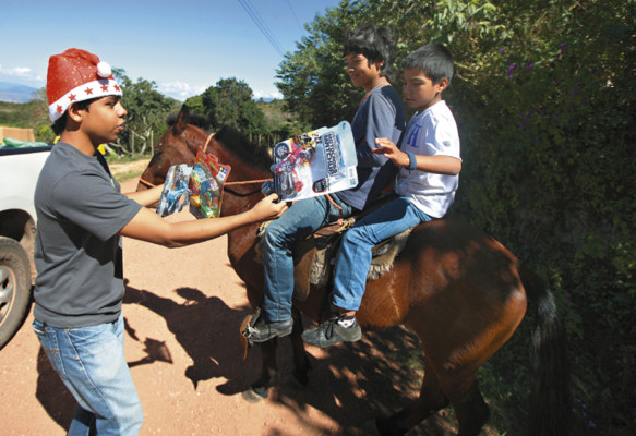 Santa no olvidó a sus niños de Azacualpa y Santa Elena