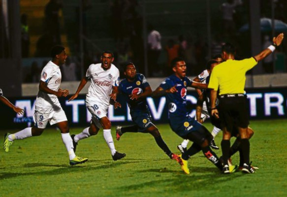 Olimpia le gana el clásico a Motagua con polémico gol
