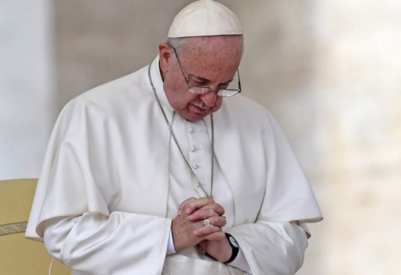 Papa pide perdón por los escándalos que involucran a la Iglesia en Roma y al Vaticano