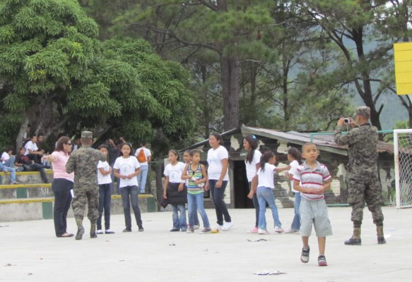 Niños se convierten en guardianes de la patria