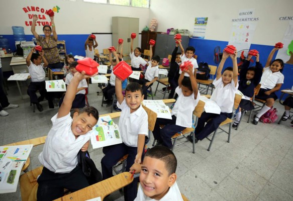 Davivienda dona material a la Escuela Los Robles