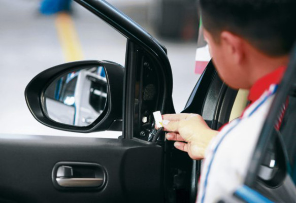 ¿Cómo cambiar un retrovisor?