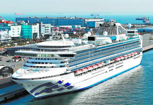 Hondureño en cuarentena dentro de crucero: 'Queremos salir de aquí”