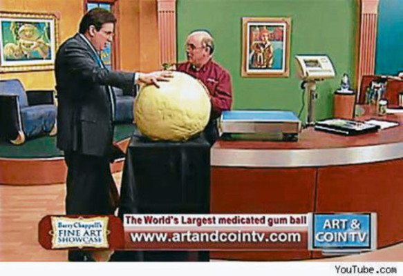 Hombre crea inmensa bola de goma masticable