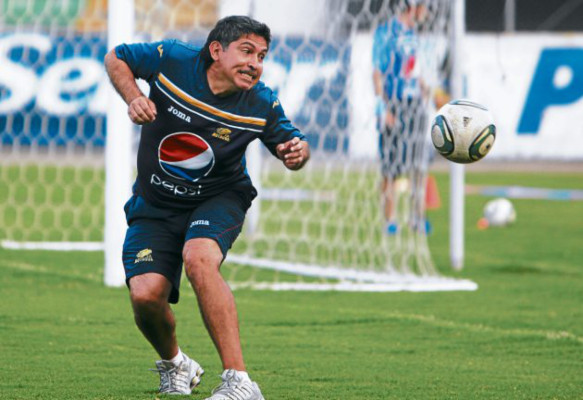 Amado ya hizo fútbol; jugaría el sábado con su máscara negra