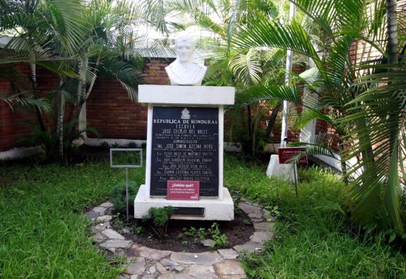 Insignes centros educativos de la capital resaltan a los próceres