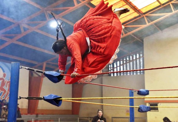 'Cholitas' en lucha libre por la vida