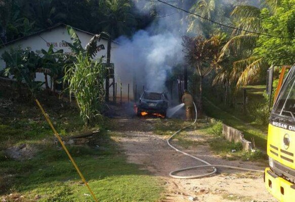 Taxi es consumido por las llamas en La Ceiba