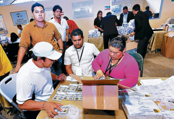TSE entrega credenciales a partidos políticos