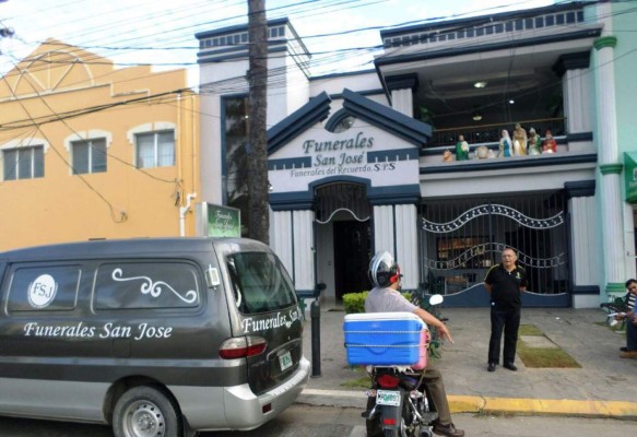 Hermetismo en velorio del futbolista Arnold Peralta