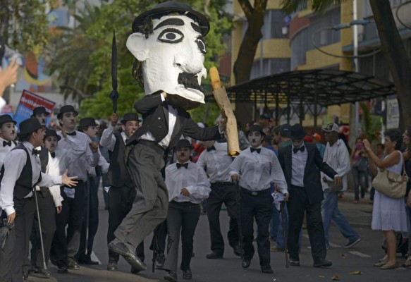 Fiesta de las artes escénicas en las calles de medellín