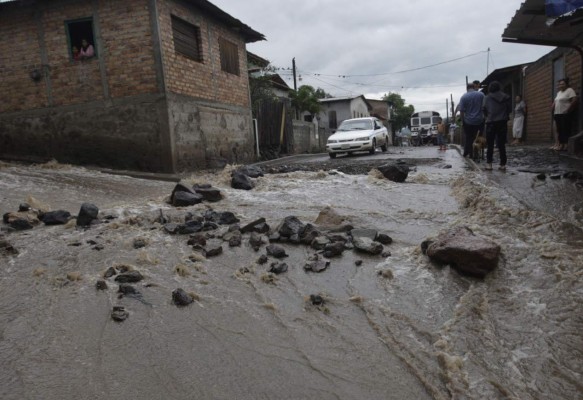 Inundaciones paralizaron tráfico en al menos cuatro bulevares