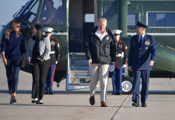 Trump visita Puerto Rico decidido a resaltar la ayuda de EEUU tras huracanes