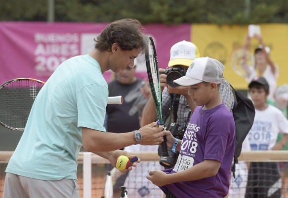 Nadal hace soñar a niños de barrios pobres de Argentina