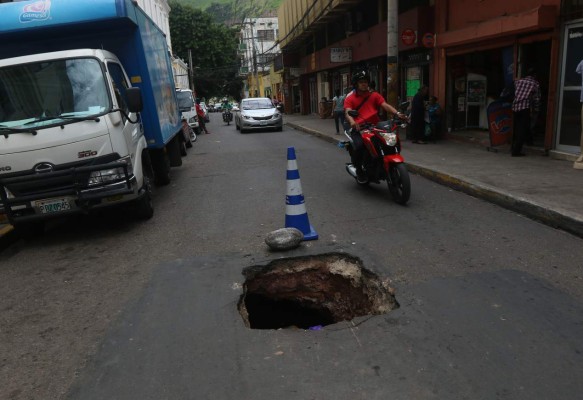 Se hunden las vías del centro histórico de Tegucigalpa, Honduras